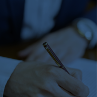 Persona firmando. Protección de Datos - LOPD