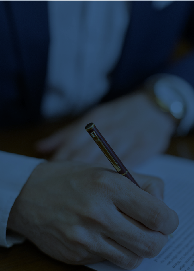 Persona firmando. Protección de Datos - LOPD