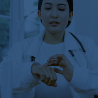 Profesional de la Salud aplicando Producto Sanitario